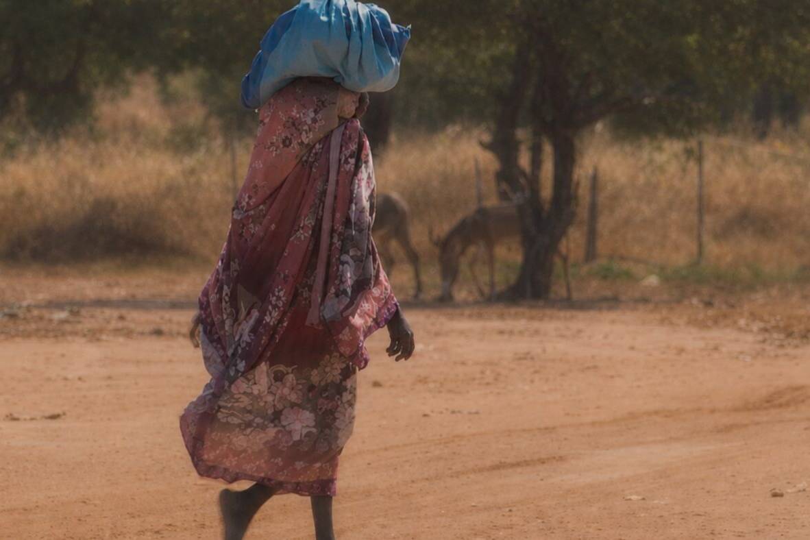 donna che cammina nel campo di Daguessa, in Ciad